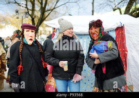 VILNIUS, LITAUEN - 25. FEBRUAR 2017: Hunderte von Menschen feiern Uzgavenes, eine Litauische jährliche Folk Festival statt vor Ostern. Teilnehmer Stockfoto