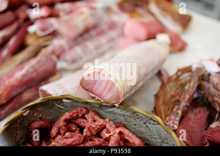 Auswahl an verschiedenen hausgemachten Würstchen auf ein Bauernmarkt in Vilnius, Litauen. Traditionelle Spring Fair in der Hauptstadt von Litauen. Stockfoto