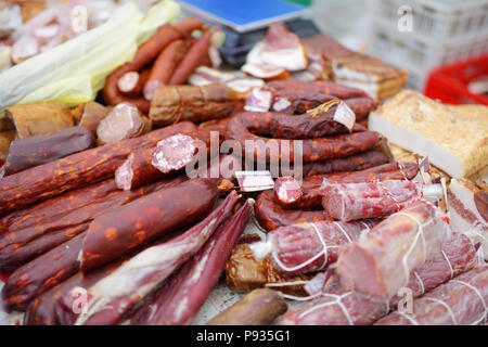 Auswahl an verschiedenen hausgemachten Würstchen auf ein Bauernmarkt in Vilnius, Litauen. Traditionelle Spring Fair in der Hauptstadt von Litauen. Stockfoto