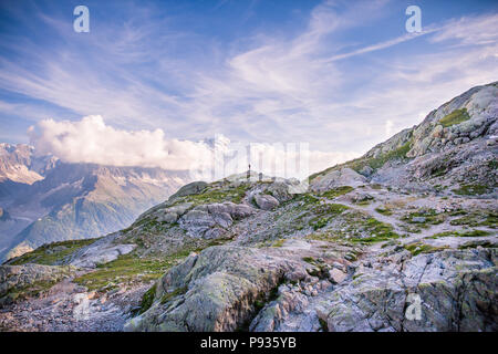 Outdoor Fotografen stehen am Rand des Berges vor der berühmten Mont-Blanc Stockfoto