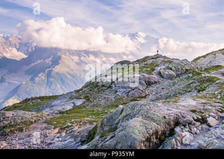 Outdoor Fotografen stehen am Rand des Berges vor der berühmten Mont-Blanc Stockfoto