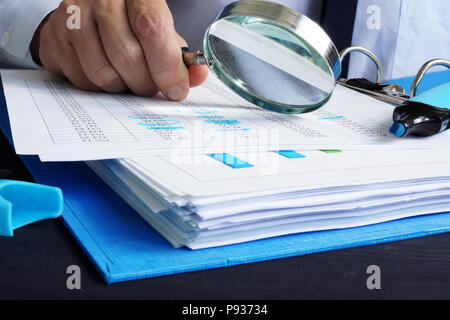 Prüfer arbeitet mit finanziellen Unterlagen. Prüfungen oder Bewertungen. Stockfoto