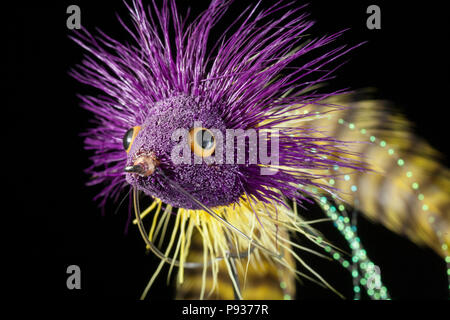 Für den Fang von Raubfischen vom Fischen gekauft Angriff Shop und in diesem Fall auf Hecht angeln in Flüssen in Großbritannien bestimmt Fliegen. Dorset England UK GB Stockfoto