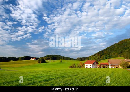 Atemberaubende lansdcape der Österreichischen Landschaft bei Sonnenuntergang. Dramatische Himmel über idyllischen grünen Felder des Anstrian Zentralalpen auf frühe Herbstabend. Stockfoto