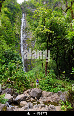 Junge weibliche Touristen wandern zu den berühmten Waimoku fällt an der Spitze des Pipiwai Trail, über Sieben Heiligen Pools auf der Straße nach Hana. Maui, Hawaii, Stockfoto