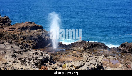 Touristen bewundern die Nakalele blowhole an der Küste von Maui. Ein Strahl von Wasser und Luft ist heftig, durch das Loch in den Felsen gezwungen. Hawaii, U Stockfoto
