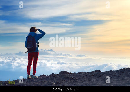 Touristen bewundern Sie die atemberaubende Aussicht auf den Sonnenuntergang von der Mauna Kea, einem schlafenden Vulkan auf der Insel Hawaii. Der Gipfel des Mauna Kea Peak die höchste Po Stockfoto