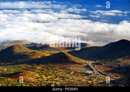 Atemberaubende Aussicht auf Mauna Loa Vulkan auf der grossen Insel von Hawaii. Der größte Vulkan subaerial in beiden Masse und Volumen, Mauna Loa wurde prüfen Stockfoto