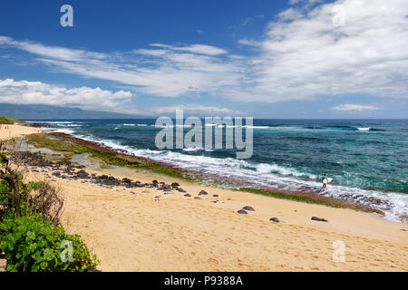 Berühmte Hookipa Beach, beliebte Surfen spot mit einem weißen Sandstrand, Picknickplätze und Pavillons gefüllt. Maui, Hawaii, USA. Stockfoto