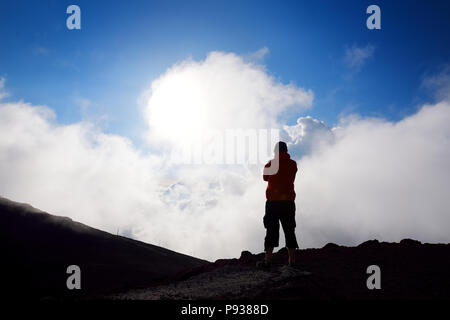 Touristische Wanderungen in Haleakala Krater auf der Sliding Sands Trail. Schöne Aussicht auf den Kraterboden und Wolken unten. Maui, Hawaii, USA. Stockfoto