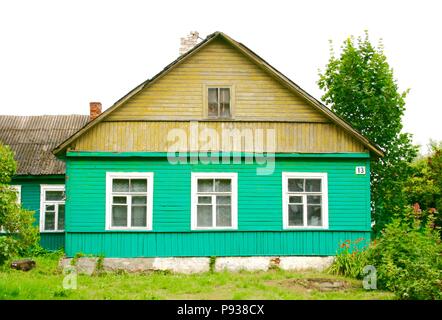 Traditionelle grüne und gelbe Holz- karäer Haus mit drei Fenstern in Trakai, Vilnius, Litauen Stockfoto