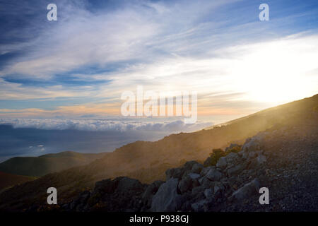 Atemberaubende Aussicht auf den Sonnenuntergang von der Mauna Kea, einem schlafenden Vulkan auf der Insel Hawaii. Der Gipfel des Mauna Kea Peak ist der höchste Punkt im Zustand o Stockfoto