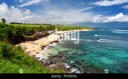 Berühmte Hookipa Beach, beliebte Surfen spot mit einem weißen Sandstrand, Picknickplätze und Pavillons gefüllt. Maui, Hawaii, USA. Stockfoto