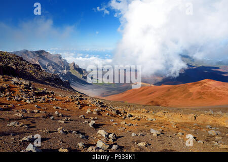 Atemberaubende Landschaft des Haleakala Krater aus der Sliding Sands trail genommen. Schöne Aussicht auf den Kraterboden und die Schlackenkegel unten. Maui Stockfoto