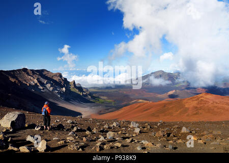 Touristische Wanderungen in Haleakala Krater auf der Sliding Sands Trail. Schöne Aussicht auf den Kraterboden und die Schlackenkegel unten. Maui, Hawaii, USA Stockfoto