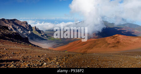 Atemberaubende Landschaft des Haleakala Krater aus der Sliding Sands trail genommen. Schöne Aussicht auf den Kraterboden und die Schlackenkegel unten. Maui Stockfoto