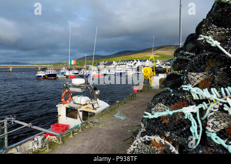 Bunte Fischerboote und Yachten im Hafen von Portmagee Stadt an der West Küste von Irland. Kleine Städte und Dörfer auf der berühmten irischen Ring Stockfoto
