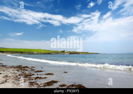 Breite Sandstrand auf Inishmore, der größten der Aran Inseln in der Bucht von Galway, Irland. Berühmt für seine starke irische Kultur, Loyalität gegenüber dem Irischen langu Stockfoto