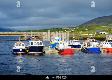 Bunte Fischerboote und Yachten im Hafen von Portmagee Stadt an der West Küste von Irland. Kleine Städte und Dörfer auf der berühmten irischen Ring Stockfoto