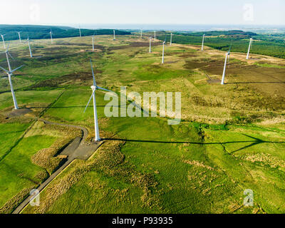 Luftaufnahme von Windenergieanlagen die Erzeugung von Strom, in der Region Connemara, County Galway, Irland Stockfoto