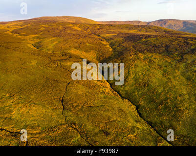 Schöne Aussicht auf den Sonnenuntergang von Connemara Region in Irland. Malerische irische Landschaft Landschaft mit herrlichen Bergen am Horizont, County Galway, Irland Stockfoto