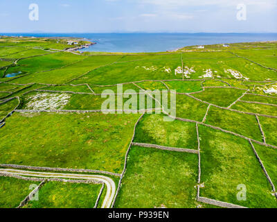 Luftaufnahme von Inishmore oder Inis MOR, der größten der Aran Inseln in der Bucht von Galway, Irland. Berühmt für seine starke irische Kultur, Loyalität gegenüber der Iris Stockfoto