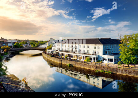 Atemberaubende Aussicht auf eine Bank des Flusses Nore in Kilkenny, einem der schönsten Stadt in Irland. Warmen Sommerabend. Stockfoto