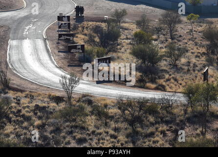 Alice Springs, Australien - Jun 9, 2018. Weg zum Anzac Hill, Alice Springs, Australien. Das ANZAC Hill Road Denkmal wird in Gedenken an die w gewidmet Stockfoto
