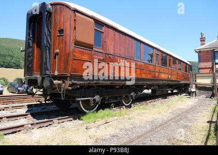 Der schienenpersonenverkehr Reisebus, Gangwayed Lager. 1. und 3.Klasse Wagen. Carrog Bahnhof, Wales, UK. 03 Juli 2018 - Stockfoto