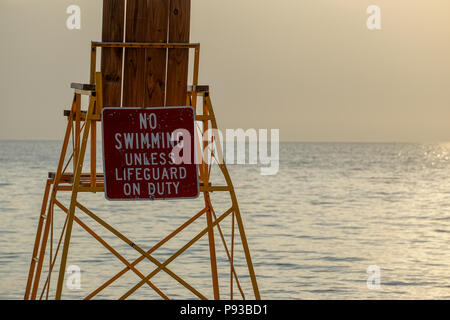 Rettungsschwimmer Stuhl am Strand Stockfoto