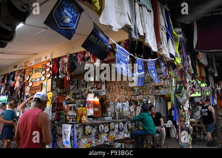 Daly Waters, Australien - 13.Juni 2018. Die berühmten Daly Waters historischen Pub, die das Ganze mit Banknoten und andere Erinnerungsstücke links von eingerichtet ist Stockfoto