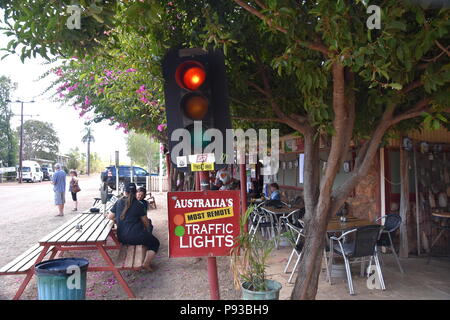 Daly Waters, Australien - 13.Juni 2018. Die berühmten Daly Waters historischen Pub mit Australiens am weitesten entfernten Ampel. Stockfoto