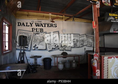 Daly Waters, Australien - 13.Juni 2018. Die berühmten Daly Waters historischen Pub, die das Ganze mit Banknoten und andere Erinnerungsstücke links von eingerichtet ist Stockfoto