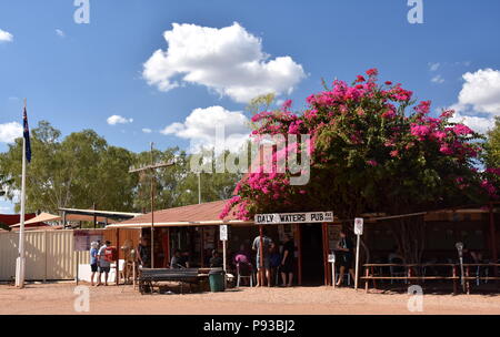 Daly Waters, Australien - 13.Juni 2018. Die berühmten Daly Waters historischen Pub, die das Ganze mit Banknoten und andere Erinnerungsstücke links von eingerichtet ist Stockfoto