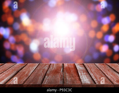 Feier Hintergrund aus Holz Tisch auf bunten bokeh bei Nacht Stockfoto