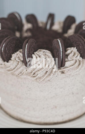 Oreo chocolate crumb Kuchen mit Buttercreme Vereisung oder zuckerguss Stockfoto