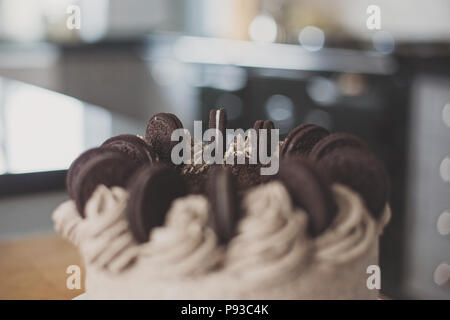 Oreo chocolate crumb Kuchen mit Buttercreme Vereisung oder zuckerguss Stockfoto