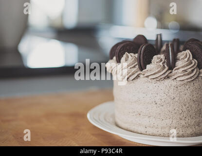 Oreo chocolate crumb Kuchen mit Buttercreme Vereisung oder zuckerguss Stockfoto