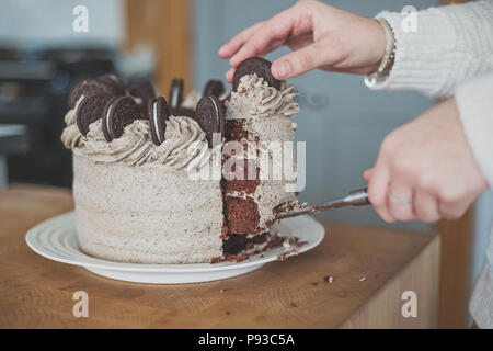 Oreo chocolate crumb Kuchen mit Buttercreme Vereisung oder zuckerguss Stockfoto