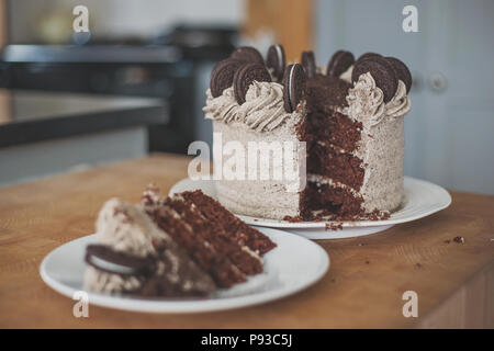 Oreo chocolate crumb Kuchen mit Buttercreme Vereisung oder zuckerguss Stockfoto