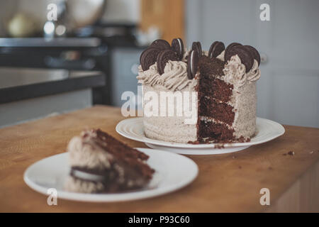 Oreo chocolate crumb Kuchen mit Buttercreme Vereisung oder zuckerguss Stockfoto