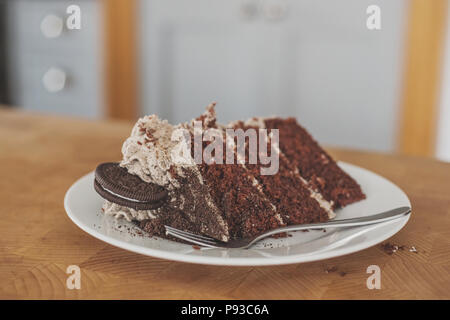 Oreo chocolate crumb Kuchen mit Buttercreme Vereisung oder zuckerguss Stockfoto