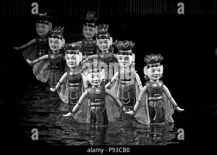 Tanzende Frauen während der Leistung an der Wasserpuppentheater Thang Long - Hanoi, Vietnam Stockfoto