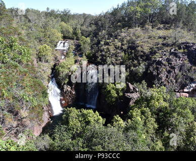 Die Florence Falls (Karrimurra) ist eine segmentierte Wasserfall an der Florenz Creek. Dies ist der am meisten besuchten touristischen Attraktionen in Litchfield National Pa Stockfoto