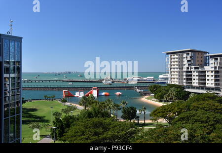 Blick auf Darwin Waterfront, eine populäre Gegend für Einheimische und Touristen im Northern Territory von Australien. Stockfoto