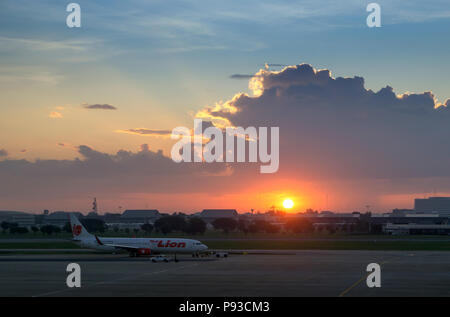 BANGKOK, THAILAND - 15. NOVEMBER 2015: Thai Lion Air bei Don Mueang International Airport in Bangkok, Thailand geparkt. Thai Airways ist die neue Lion niedrig Stockfoto