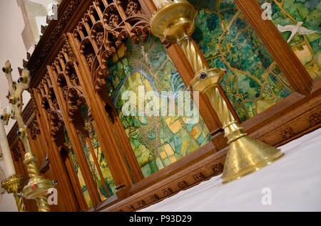 Altar aus Holz mit Dekoration in der Kirche der Heiligen Dreifaltigkeit, Cookham, Berkshire, England, Großbritannien Stockfoto