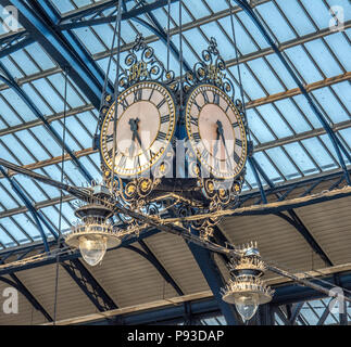 Bahnhof im Flughafen Gatwic Stockfoto