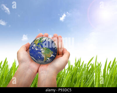 Erde in weiblicher Hand und blauer Himmel - Elemente dieses Bild von der NASA eingerichtet Stockfoto