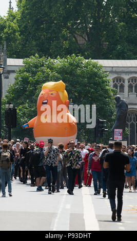 Das Baby blimp Trumpf um den Parliament Square, London, UK vorgeführt werden, bei der # BringTheNoise's Frauen März gegen Donald Trump Protest Demonstration. Stockfoto